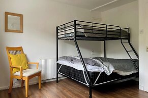 Cosy Contractors Retreat in Batley - Sleeps 3