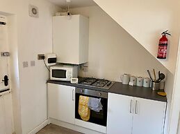 Cosy Contractors Retreat in Batley - Sleeps 3