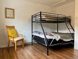 Cosy Contractors Retreat in Batley - Sleeps 3