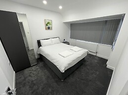 Spacious 4 Bed Home - Sleeps 7, Garden & Parking