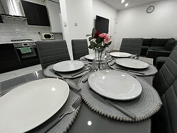 Spacious 4 Bed Home - Sleeps 7, Garden & Parking