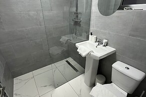 Spacious 4 Bed Home - Sleeps 7, Garden & Parking