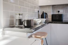Corner House - Bright 2BD in Cheltenham