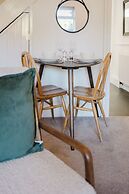 Corner House - Bright 2BD in Cheltenham