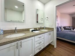 Steps to Sandy Beach Pool Renovated 2BR Condo