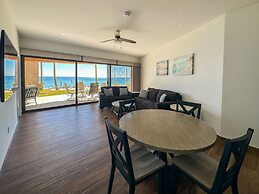 Steps to Sandy Beach Pool Renovated 2BR Condo