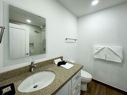 Steps to Sandy Beach Pool Renovated 2BR Condo
