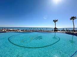 Steps to Sandy Beach Pool Renovated 2BR Condo