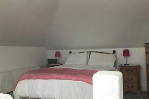 Coastal Hideaway - Sleeps 4 & Free Parking