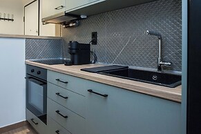 Fresh Modern 1 Bd Apt in Vibrant Patisia