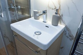 Fresh Modern 1 Bd Apt in Vibrant Patisia
