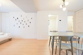 Sunny Court by Tranova
