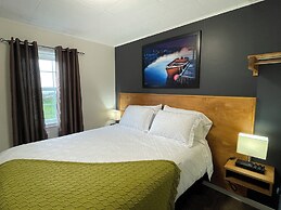 Buoy & Arrow Restaurant and Suites
