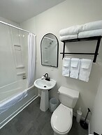 Buoy & Arrow Restaurant and Suites