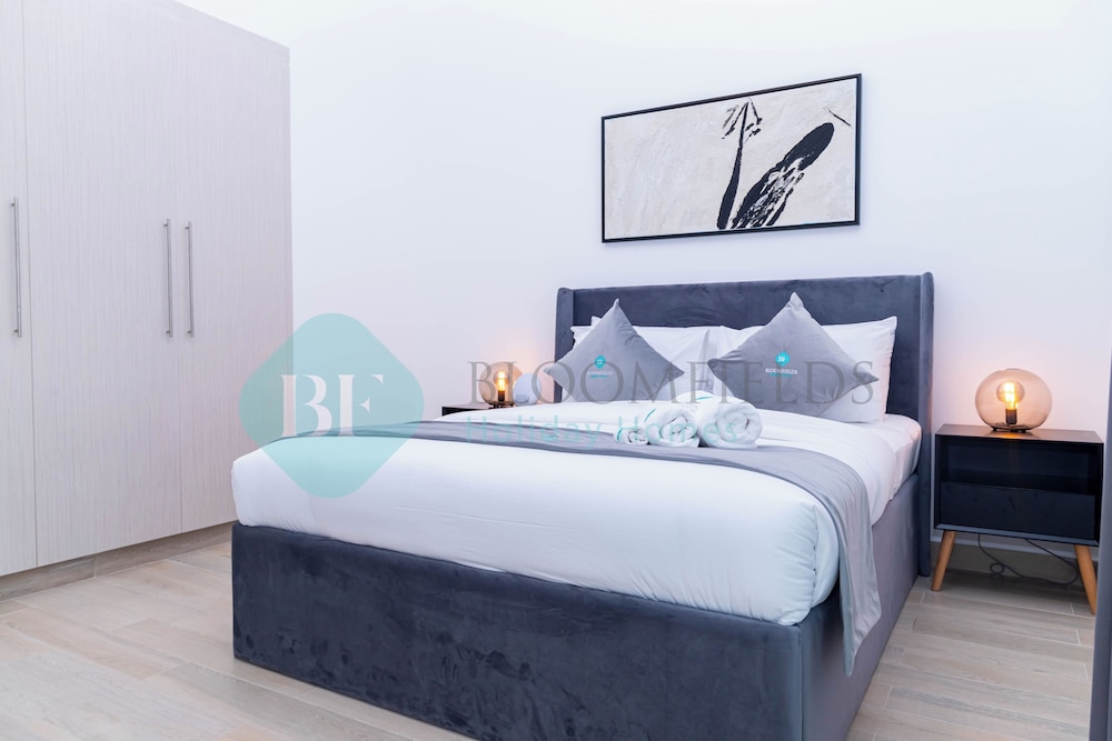 Bloomfields Elegant 1BR in Waters Edge