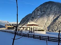 Chalet Leutasch With Ski Trail & Mountain Views