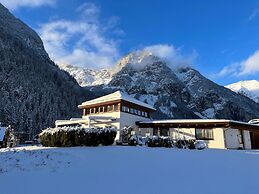 Chalet Leutasch With Ski Trail & Mountain Views