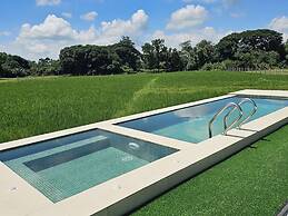 Tres Marias Farmhouse with Pool