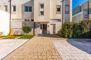 Tranquil Apartment With Pool Access - Manjola