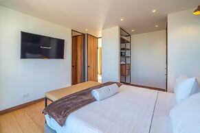 Stylish 2 Masters w Patio View