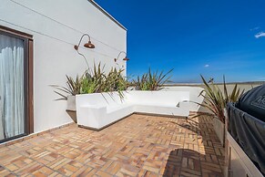 Stylish 2 Masters w Patio View