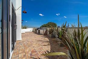 Stylish 2 Masters w Patio View
