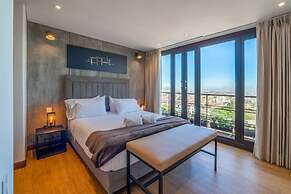 Stylish 2 Masters w Patio View