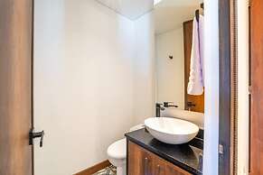 Stylish 2 Masters w Patio View