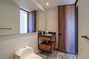 Stylish 2 Masters w Patio View