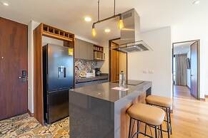 Stylish 2 Masters w Patio View