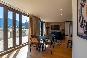 Stylish 2 Masters w Patio View