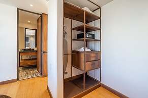 Stylish 2 Masters w Patio View