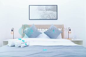 Bloomfields Fantastic 1BR in Waters edge