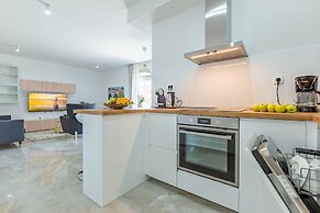 Exquisite Prestige Luxury Apartments With Shared Pool