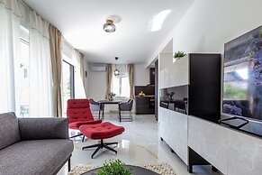 Exquisite Prestige Luxury Apartments With Shared Pool