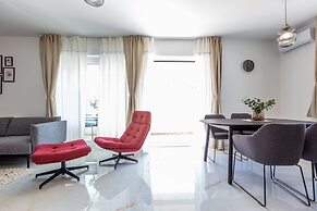 Exquisite Prestige Luxury Apartments With Shared Pool