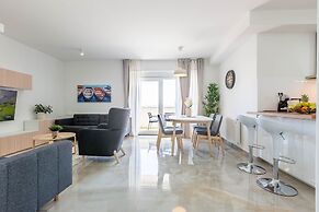 Exquisite Prestige Luxury Apartments With Shared Pool