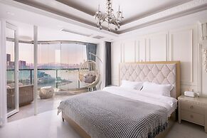Nuanyu Apartment with River View & Drone Show View