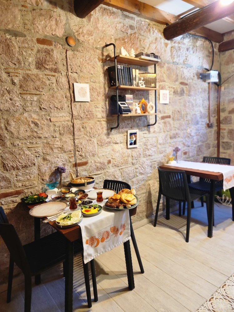 Azra Konuk Evi