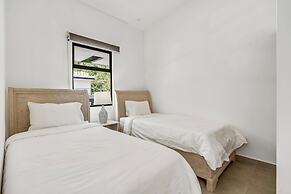 8 min walk to Beach Pool & Golf