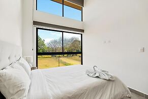 8 min walk to Beach Pool & Golf