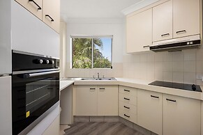 Cosy Central Burleigh Getaway