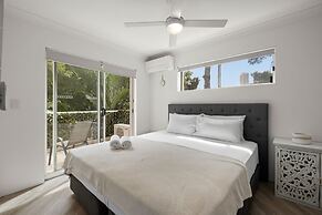 Cosy Central Burleigh Getaway