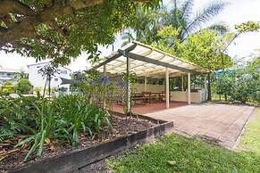 Cosy Central Burleigh Getaway