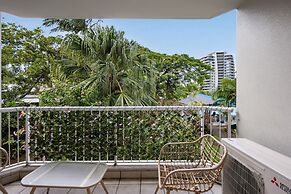 Cosy Central Burleigh Getaway