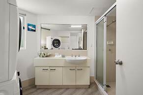 Cosy Central Burleigh Getaway
