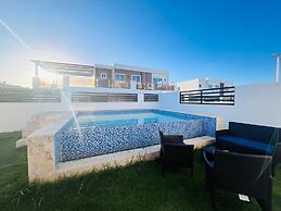 4BR 14 pax Twin Villa-Bbq & private pool