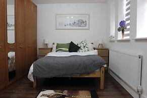 Contemporary 2 bed House With Parking