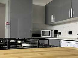 Contemporary 2 bed House With Parking