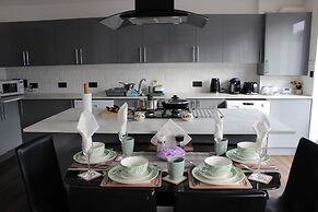 Contemporary 2 bed House With Parking